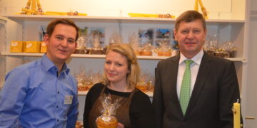 Wird auch in 2024 wieder am Landkreis-Gemeinschaftsstand dabei sein: Marie Läser vom Café Schauwerk aus Altdöbern. Hier bei der letzten OSL-Teilnahme an der Internationalen Grünen Woche im Jahr 2020, mit Jens Bergmann (Kreisverwaltung OSL) und OSL-Landrat Siegurd Heinze. Landkreis Oberspreewald-Lausitz / Werner