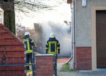 Feuerwehreinsatz in Großkoschen: Garage in Vollbrand