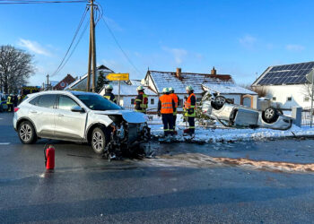 Auto in Koppatz überschlagen. Drei Verletzte nach schwerem Unfall