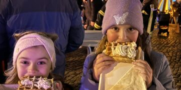Heidi und Kate lassen es sich schmecken beim ersten Senftenberger Wünschefest auf dem Markt. Beim Waffel-Test geht ihr Daumen eindeutig nach oben. (Bild: Andrea Budich)
