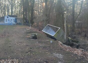 Teurer Vandalismus in Hornow: Sportplatz zerfahren & Kabinen zerstört