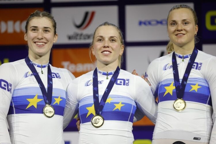 Grabosch, Hinze, Friedrich nach EM-Sieg; Foto: BDR