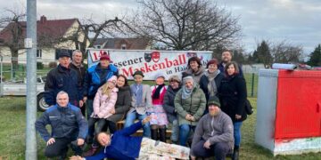 Die beiden Puppen in der Mitte und die zahlreichen Mitglieder des Dorfclubs Sellessen e.V. werben für den Sellessener Maskenball am 13. Januar 2024. (Foto: Dorfclub Sellessen e.V. )