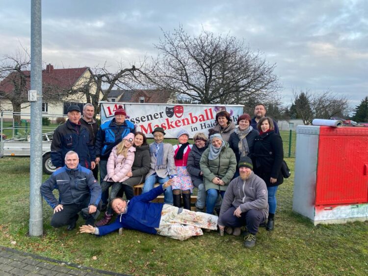 Die beiden Puppen in der Mitte und die zahlreichen Mitglieder des Dorfclubs Sellessen e.V. werben für den Sellessener Maskenball am 13. Januar 2024. (Foto: Dorfclub Sellessen e.V. )