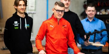 Die Projektkoordinatoren (v.l.n.r.) Frederik Hähnel (Lehrertrainer Para-Radsport), Eyke Heinze (Werkstattleiter des COLab), Oliver Dorn (wissenschaftlicher Mitarbeiter am Fachgebiet Polymerbasierter Leichtbau) mit Paracycler Maximilian Jäger (vorn Mitte) Foto: COLab/ Kenneth Marter