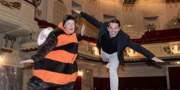 Das Maskottchen der Familienkonzerte Mats Hummel und Moderator Juri Tetzlaff 
(Foto: © Bernd Schönberger)