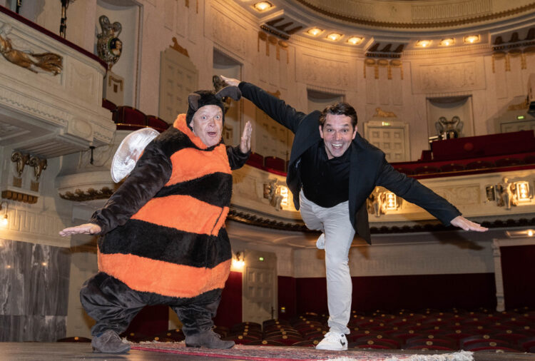 Das Maskottchen der Familienkonzerte Mats Hummel und Moderator Juri Tetzlaff 
(Foto: © Bernd Schönberger)
