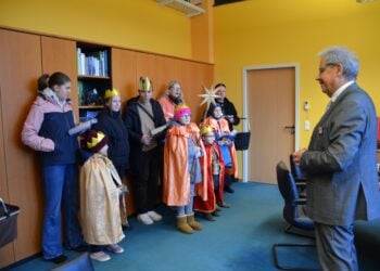 Sternsinger segnen Kreisverwaltung in Forst