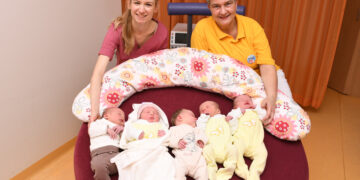 Die Hebammen Michelle und Cornelia (v.l.n.r.) mit den fünf Neugeborenen, die innerhalb von 12 Stunden das Licht der Welt in Lauchhammer erblickten. (Bild: Sana Kliniken Niederlausitz | Peggy Jope)