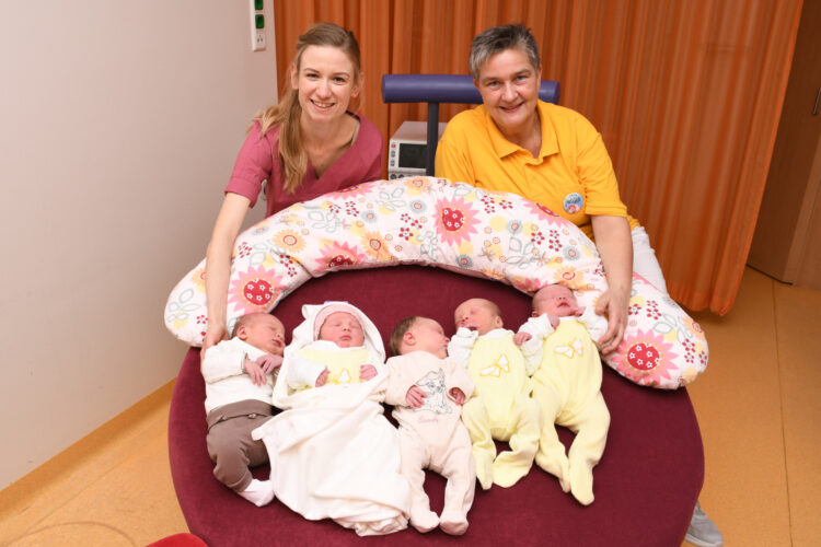 Die Hebammen Michelle und Cornelia (v.l.n.r.) mit den fünf Neugeborenen, die innerhalb von 12 Stunden das Licht der Welt in Lauchhammer erblickten. (Bild: Sana Kliniken Niederlausitz | Peggy Jope)