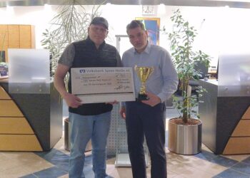 Volksbank überreicht 300-Euro-Scheck an FSV Schwarz-Weiß Keune