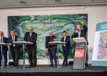 von links: Thomas Bünger (CEO ArcelorMittal Bremen und Eisenhüttenstadt), Reiner Blaschek (CEO von ArcelorMittal Europe – Flat Products), Andreas Bovenschulte (Bürgermeister Bremen), Volker Stahmann (IG Metall Bremen), Robert Habeck (Bundesminister für Wirtschaft und Klimaschutz), Mike Böhlken (Betriebsratsvorsitzender bei ArcelorMittal Bremen)