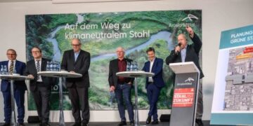 von links: Thomas Bünger (CEO ArcelorMittal Bremen und Eisenhüttenstadt), Reiner Blaschek (CEO von ArcelorMittal Europe – Flat Products), Andreas Bovenschulte (Bürgermeister Bremen), Volker Stahmann (IG Metall Bremen), Robert Habeck (Bundesminister für Wirtschaft und Klimaschutz), Mike Böhlken (Betriebsratsvorsitzender bei ArcelorMittal Bremen)
