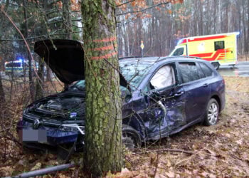 B156: Schwerer Autounfall an Friedrichshainer Kreuzung