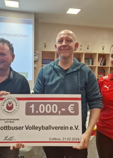 Der Cottbuser Volleyballverein erhielt 1.000 Euro für ihre Teilnahme an der Stadtwette