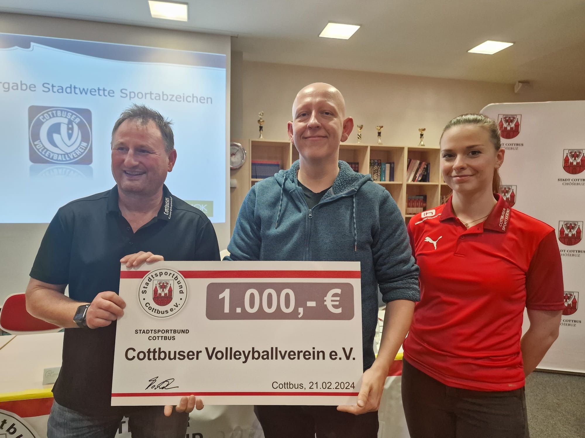 Der Cottbuser Volleyballverein erhielt 1.000 Euro für ihre Teilnahme an der Stadtwette