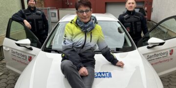 Mit dem weißen Dienstauto war Marina Tietze viel unterwegs. Wenngleich sie durchs Stadtgebiet am liebsten zu Fuß patrouillierte. Zum Abschied nahmen Sachgebietsleiter Tillmann Bartz (r.) und ihr Nachfolger Torsten Manthey ihre Kollegin nochmal in die Mitte. (Bild: Andrea Budich)
