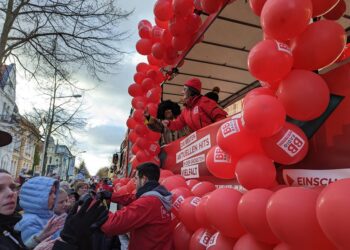 BB Radio und Micaela Schäfer bei Cottbuser Karnevalsumzug