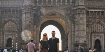Anni & Justin vor dem Gateaway of India in Mumbai