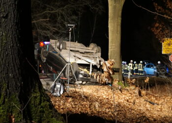 Friedrichshain: Autotransportanhänger nach Crash auf Kreuzung umgekippt