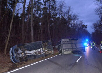 Unfall bei Groß Luja: Transporter mit Anhänger landete im Straßengraben