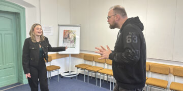 Angelina Recktenwald (l.) übt fleißig den Titelsong „Die Frucht der falschen Träume“. Autor und Gesangs-Coach Torsten Karow gibt ihr dafür noch wertvolle Tipps. (Bild: Cottbuser Kindermusical)
