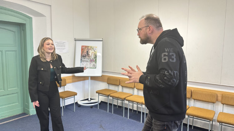 Angelina Recktenwald (l.) übt fleißig den Titelsong „Die Frucht der falschen Träume“. Autor und Gesangs-Coach Torsten Karow gibt ihr dafür noch wertvolle Tipps. (Bild: Cottbuser Kindermusical)