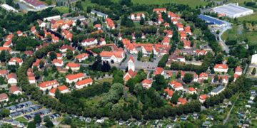 Aktuell wird der komplette Baumbestand der Ringstraße in einer mehrjährigen Aktion erneuert.  Knapp 180 neue Krimlinden werden in insgesamt vier Bauabschnitten neu gepflanzt. Senftenberg investiert dafür eine sechsstellige Summe. (Bild: Stadt Senftenberg)