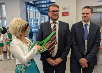 „Schnipp, schnapp, Krawatte ab“: Cottbus feierte wieder Weiberfastnacht