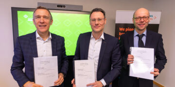 Den Partnerschaftsvertrag unterzeichneten Dr. Stefan Schaller, Leiter Region Central Western Europe Siemens Healthineers (v.l.), Sebastian Scholl, Geschäftsführer Carl-Thiem-Klinikum Cottbus und Marko Lange, Kaufmännischer Leiter Region Ost. (Bild: Martin Ender / CTK)
