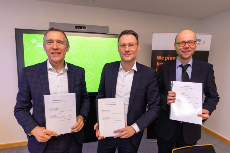 Den Partnerschaftsvertrag unterzeichneten Dr. Stefan Schaller, Leiter Region Central Western Europe Siemens Healthineers (v.l.), Sebastian Scholl, Geschäftsführer Carl-Thiem-Klinikum Cottbus und Marko Lange, Kaufmännischer Leiter Region Ost. (Bild: Martin Ender / CTK)