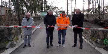 v.l.n.r. Jörg Gärtner, Vors. Stadtverordnetenversammlung, Hagen Knieschke, Tief- und Landschaftsbau GmbH Lübben, Olaf Jahn, WTU Ingenieurgemeinschaft GmbH, Mirko Buhr, Bürgermeister (Bild: Stadt Lauchhammer, Heiko Jahn)