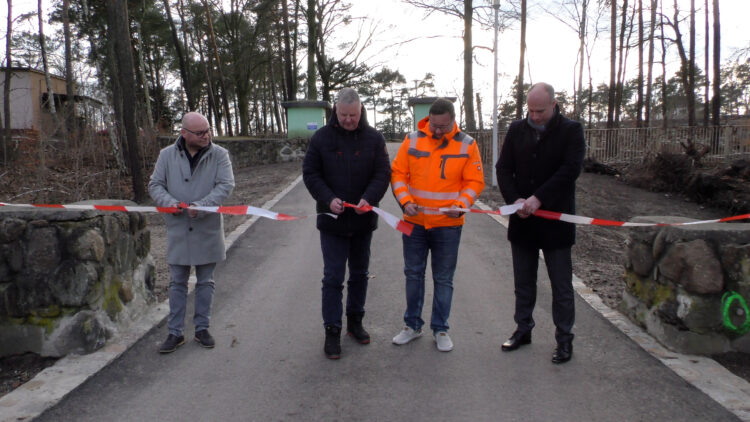 v.l.n.r. Jörg Gärtner, Vors. Stadtverordnetenversammlung, Hagen Knieschke, Tief- und Landschaftsbau GmbH Lübben, Olaf Jahn, WTU Ingenieurgemeinschaft GmbH, Mirko Buhr, Bürgermeister (Bild: Stadt Lauchhammer, Heiko Jahn)