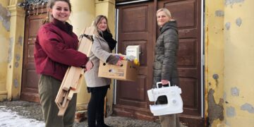 Werkstattkoordinatorin Maria Blume (l.), Bereichsleiterin Kinder- und Jugendhilfe Anne Wartenberg (mitte), Kerstin Nowka Geschäftsführerin (r.) (Bild: Saskia Schöne, Albert-Schweitzer-Familienwerk Brandenburg e.V )