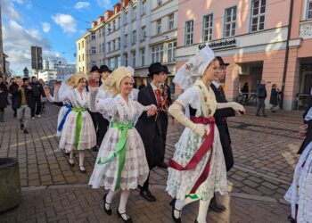 Niedersorbisches Gymnasium feiert 37. Zapust-Umzug durch Cottbus