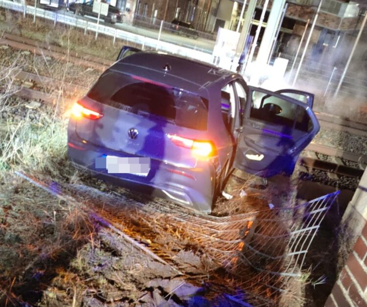 Verfolgungsjagd endet in Golßen in einem Gleisbett; Foto: Blaulichtreport Lausitz