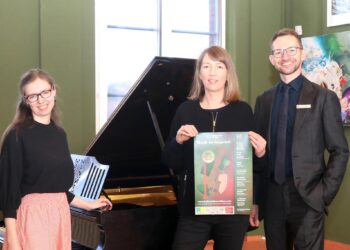 Christine Geiszler (Mitte) und Aglaja Sprengel (links) organisieren die neue Saison des Kultursalon Cottbus. Die Sparkasse Spree-Neiße unterstützt