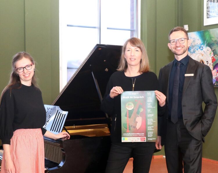 Christine Geiszler (Mitte) und Aglaja Sprengel (links) organisieren die neue Saison des Kultursalon Cottbus. Die Sparkasse Spree-Neiße unterstützt