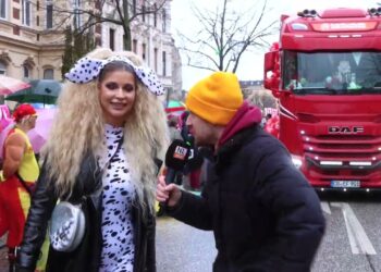 Zug der fröhlichen Leute in Cottbus mit bester Stimmung trotz Regen