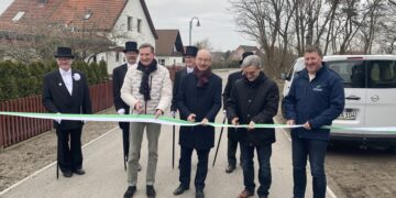 Andreas Holfeld, Jürgen Fuchs, Jörg Gampe und Andy Hoffmann (v.l.) geben die Hagenstraße für den Verkehr frei. (Foto©: Kai Roeper)