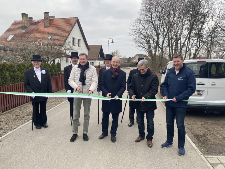 Andreas Holfeld, Jürgen Fuchs, Jörg Gampe und Andy Hoffmann (v.l.) geben die Hagenstraße für den Verkehr frei. (Foto©: Kai Roeper)