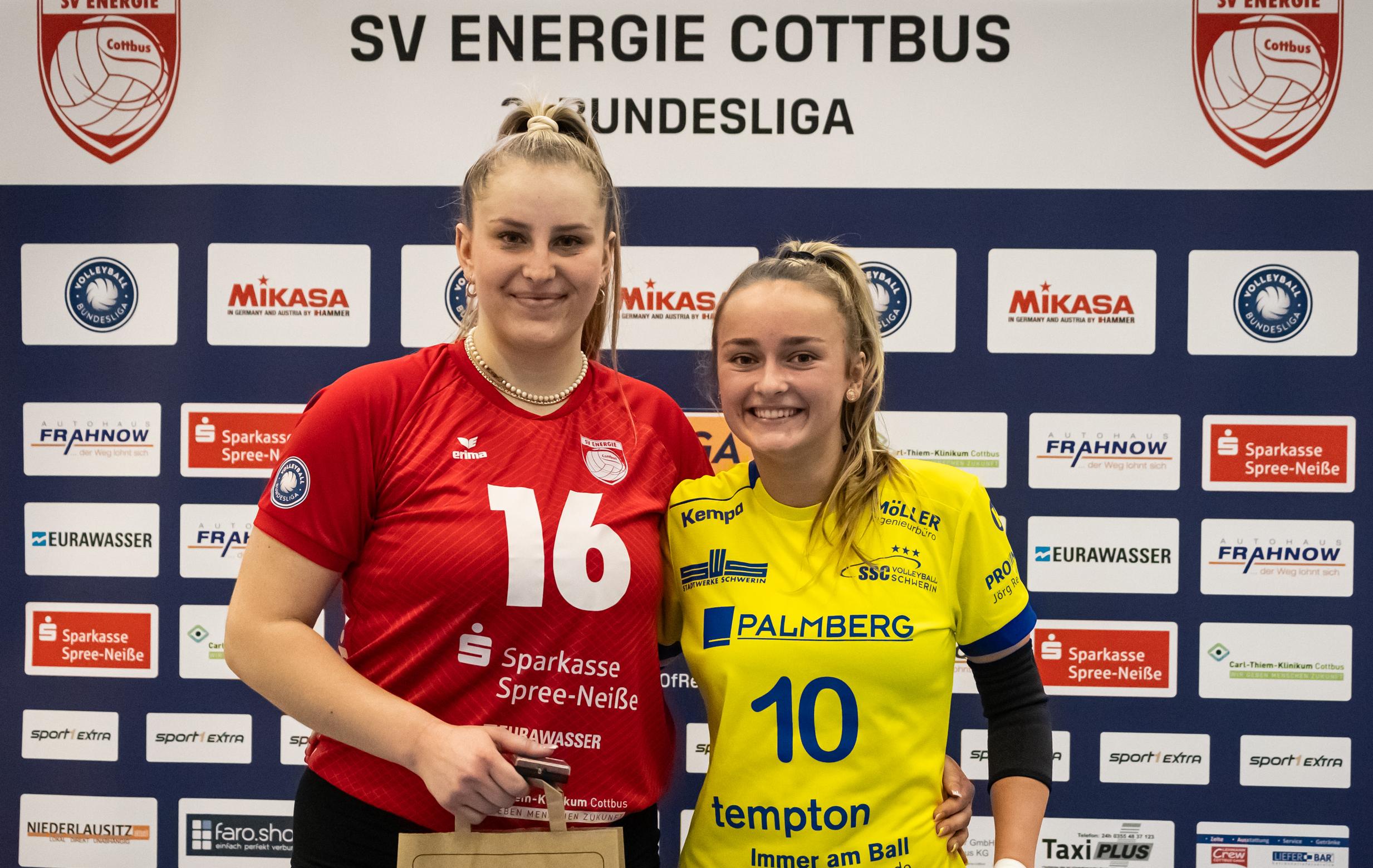 Sophia Schefner (li) und Emely Brodowski wurden zu den Spielerinnen des Spiels gewählt