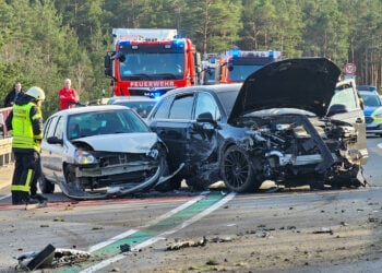 B169 bei Senftenberg nach schwerem Autounfall gesperrt. Zwei Verletzte