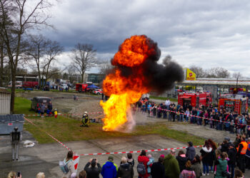 Retter hautnah: Blaulichtmeile Cottbus begeisterte Jung und Alt