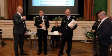Foto: Stadt Lauchhammer, Heiko Jahn
v.l.n.r. Bürgermeister Mirko Buhr, Stadtwehrführer Silvio Spiegel, stellv. Stadtwehrführer Peter Pertzsch
