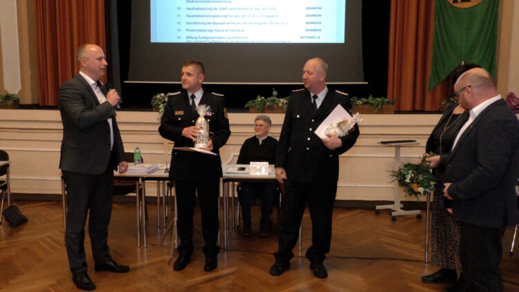 Foto: Stadt Lauchhammer, Heiko Jahn
v.l.n.r. Bürgermeister Mirko Buhr, Stadtwehrführer Silvio Spiegel, stellv. Stadtwehrführer Peter Pertzsch