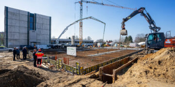 Der Baufortschritt der neuen Cottbuser Rettungswache auf dem Areal gegenüber der Medizinischen Schule des CTK ist deutlich sichtbar. Am 8. März wurde nun mit dem Gießen der Betonplatte Grundsteinlegung gefeiert. (Bild: Martin Ender / CTK)