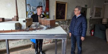 Bürgermeister Jörg Gampe informiert den Bundestagsabgeordneten Hannes Walter über die Pläne für den neuen Kreativcampus (Foto: Büro Hannes Walter / Dominic Hake)