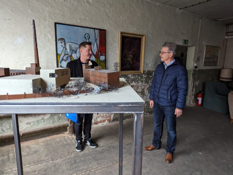 Bürgermeister Jörg Gampe informiert den Bundestagsabgeordneten Hannes Walter über die Pläne für den neuen Kreativcampus (Foto: Büro Hannes Walter / Dominic Hake)