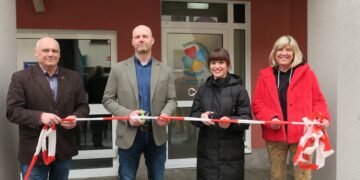 Eröffneten das Kleeblatt feierlich: Knut Jende, Vorsitzender der Calauer Stadtverordnetenversammlung, Bürgermeister Marco Babenz, Projektleiterin Anna Ungerechts und Kathrin Dannenberg, Vorsitzende des Ausschusses für Soziales, Bildung, Jugend und Sport. Foto: Stadt Calau / Jan Hornhauer
